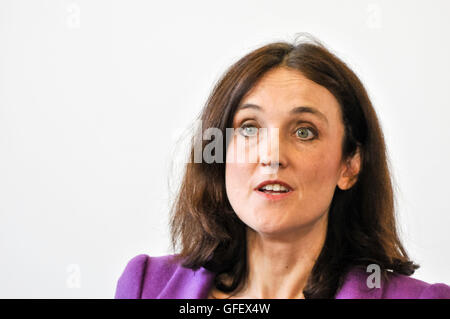 29 avril 2013 à Belfast, en Irlande du Nord. Secrétaire d'État Theresa Villiers Banque D'Images