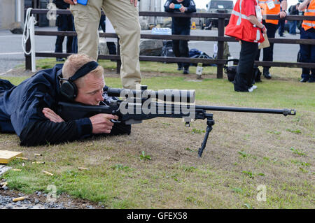 Ballykinlar, Irlande du Nord. 2 Août 2013 - un policier tire un Remington 700P-action vis fusil de sniper à l'événements SWAT sur le monde des jeux de police et d'incendie Banque D'Images
