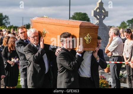 Les hommes portent le cercueil de poète irlandais Seamus Heaney dans le cimetière à sa dernière demeure à Bellaghy, Comté de Londonderry. Banque D'Images