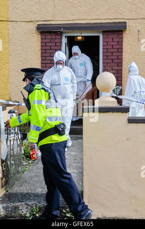 Bailieborough, comté de Cavan, République d'Irlande, 6 septembre 2013 - Deux officiers de police scientifique transporter un cercueil de l'accueil de 54 ans, Patricia Kierans où son corps a été découvert. Elle a été "violemment assassiné' Banque D'Images