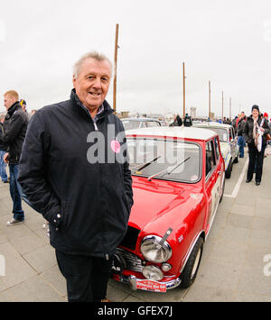 Belfast, Irlande du Nord. 22 févr. 2014 - Jimmy McRea avec Paddy Hopkirk's 1964 Mini à l'occasion du 50e anniversaire Paddy Hopkirk Gala Mini Banque D'Images