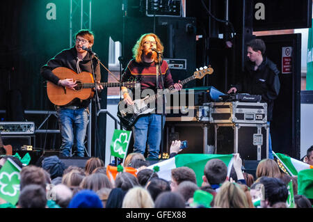 Belfast, Irlande du Nord. 16 mars 2014 - Groupe Local, Emerald Armada, jouer au gratuitement le jour de la Saint Patrick concert Banque D'Images