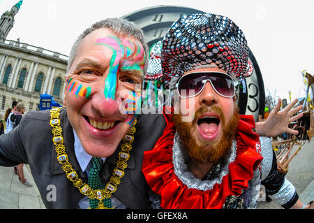 Belfast, Irlande du Nord. 16 mars 2014 - Maire de Mairtin O Mullieor et Matt Carnson préparer pour le début de la parade de la Saint Patrick Banque D'Images