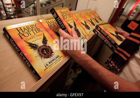 À l'embargo 0001 Dimanche 31 Juillet Le script de Harry Potter et l'enfant maudit va sur l'affichage à librairie Foyles à Londres avant sa sortie à minuit, permettant aux fans à travers le monde pour connaître la suite de Harry Potter et ses amis après la pièce d'ouverture officielle du West End. Banque D'Images