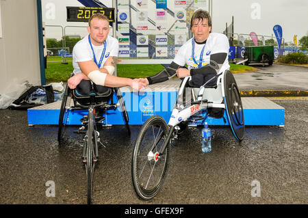 Belfast, Irlande du Nord. 5 mai 2014 - Patrick Monaghan d'Athlone qui a remporté l'événement en fauteuil roulant avec un temps de 2:06:21, serre la main avec le runner-up Paul Hannon. Banque D'Images
