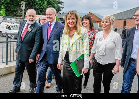 Belfast, Irlande du Nord. 26 mai 2014 - candidat du Sinn Fein Martina Anderson arrive à la station de comptage de l'UE avec le vice-premier ministre Martin McGuinness, Belfast Banque D'Images