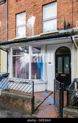 Belfast, Irlande du Nord. 29 juillet 2014 - Les maisons de trois familles slovaques ont été attaqués, des fenêtres brisées sur maisons et voitures, et des graffitis racistes pulvérisé sur une dizaine de murs. Autour de six moi masqués ont mené l'attaque vers 11h00. Personne n'a été blessé dans une de ces attaques. Banque D'Images