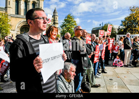 Belfast, Irlande du Nord. 11 Oct 2014 - un rassemblement des manifestants contre la réforme de l'aide sociale des conservateurs du Parti conservateur Banque D'Images