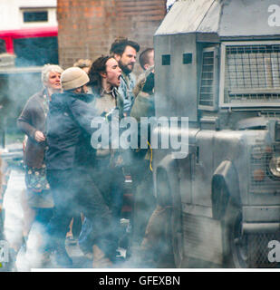 Belfast, Irlande du Nord. 18 déc 2014 - un stade Extras 1980 riot pendant le tournage d'un film. Banque D'Images