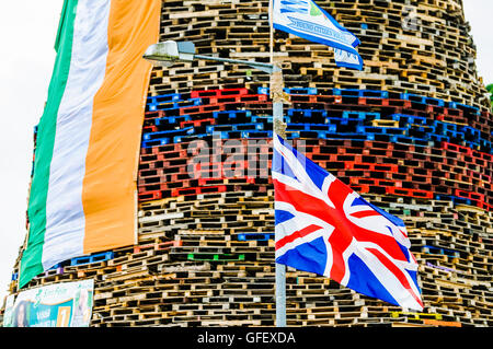 Belfast, Irlande du Nord. 11 juillet 2014 - Des feux de joie sont préparés pour la gravure pour 11 juillet célébrations, beaucoup étant orné d'affiches électorales de détesté les hommes politiques, ou de grandes bannières aux messages politiques. Banque D'Images