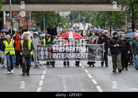 Belfast, Irlande du Nord. 10 août 2014 - un anti-républicaine parade internement passe sans incident majeur à Belfast. Environ 200 manifestants s'étaient rassemblés, et un certain nombre de missiles ont été lancées de part et d'autre. Le défilé a duré environ 15 minutes, et le domaine est revenu à la normale. Banque D'Images