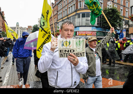 Belfast, Irlande du Nord. 10 août 2014 - un anti-républicaine parade internement passe sans incident majeur à Belfast. Environ 200 manifestants s'étaient rassemblés, et un certain nombre de missiles ont été lancées de part et d'autre. Le défilé a duré environ 15 minutes, et le domaine est revenu à la normale. Banque D'Images