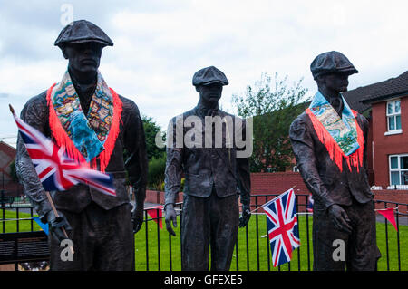 Belfast, Irlande du Nord. 09 mai 2016 - Une exposition d'art public de se rappeler les ouvriers des chantiers navals de Belfast est décorée avec des cendres' ou 'Orange et collarettes Drapeaux de l'Union européenne dans la perspective de la 12e célébration Juillet Banque D'Images