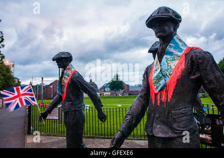 Belfast, Irlande du Nord. 09 mai 2016 - Une exposition d'art public de se rappeler les ouvriers des chantiers navals de Belfast est décorée avec des cendres' ou 'Orange et collarettes Drapeaux de l'Union européenne dans la perspective de la 12e célébration Juillet Banque D'Images