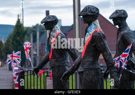 Belfast, Irlande du Nord. 09 mai 2016 - Une exposition d'art public de se rappeler les ouvriers des chantiers navals de Belfast est décorée avec des cendres' ou 'Orange et collarettes Drapeaux de l'Union européenne dans la perspective de la 12e célébration Juillet Banque D'Images