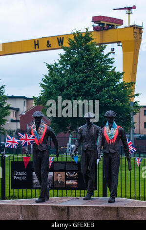 Belfast, Irlande du Nord. 09 mai 2016 - Une exposition d'art public de se rappeler les ouvriers des chantiers navals de Belfast est décorée avec des cendres' ou 'Orange et collarettes Drapeaux de l'Union européenne dans la perspective de la 12e célébration Juillet Banque D'Images