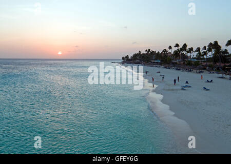 Antenne de Manchebo Beach sur l'île d'Aruba dans la mer des Caraïbes au coucher du soleil Banque D'Images