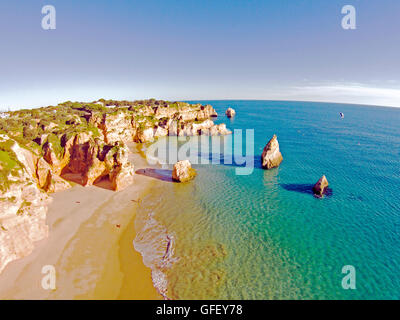 Les roches de l'antenne et de l'océan au Praia Tres Irmaos en Algarve au Portugal Banque D'Images