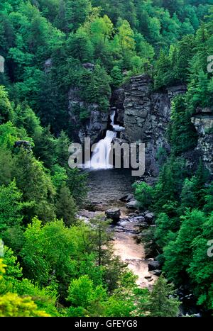 Linville Falls sur le Blue Ridge Parkway Drive à travers les montagnes Blue Ridge de la chaîne des Appalaches, en Caroline du Nord, USA Banque D'Images