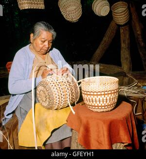 Cherokee Indian village de dans le Oconaluftee Great Smoky Mountains, North Carolina, USA. Native American Cherokee Indian woman Banque D'Images