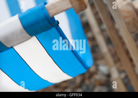 Close up of a blue and white striped chaise longue sur le bord de mer à Brighton Sussex Banque D'Images