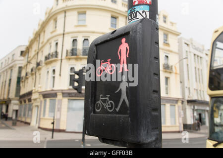 Témoin rouge stop à un passage clouté de Brighton dans une rue centrale près de la célèbre jetée de Brighton dans l'East Sussex en Angleterre. Banque D'Images