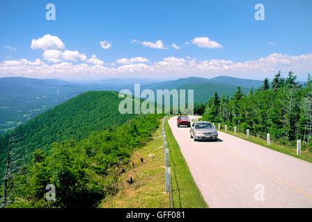 Voitures sur vue panoramique mont equinox Skyline drive, plus haut sommet de gamme taconique. près de Manchester, dans le comté de Bennington, Vermont, Etats-Unis Banque D'Images