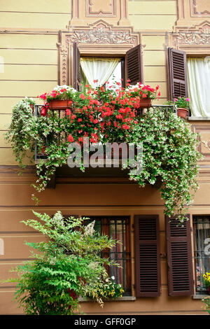 Balcon typique d'une maison dans le centre historique de Rivoli, Turin, Piémont, Italie du Nord, Europe, Union européenne, UE. Banque D'Images