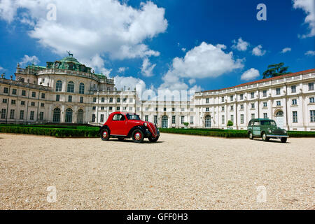 Fiat 500 topolino rouge, Fiat Topolino giardinetta location exposée au Palais de Chasse de Stupinigi. Résidences de la Maison Royale de Savoie, province de Turin Banque D'Images