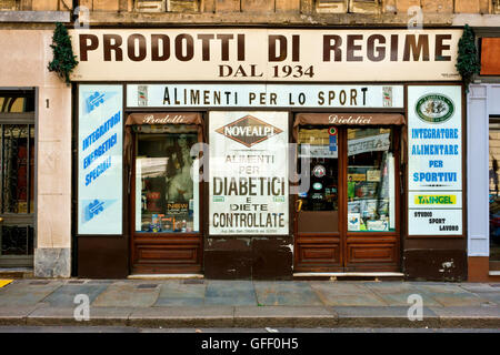 Magasin d'alimentation de produits de santé, porte d'entrée, entrée de magasin, fenêtre. Turin, Italie du Nord, Europe, Union européenne, UE. Banque D'Images