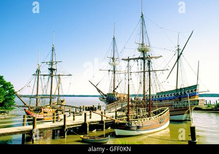 Des répliques de colons anglais des navires où ils s'installent d'abord à 1607, James Fort Jamestown sur la James River, Virginia, USA Banque D'Images