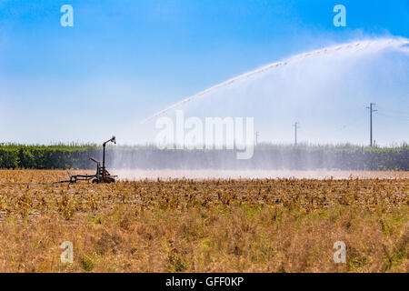 Pulvérisation haute pression d'une buse d'irrigation et l'arrosage des cultures sèches en flocons Banque D'Images
