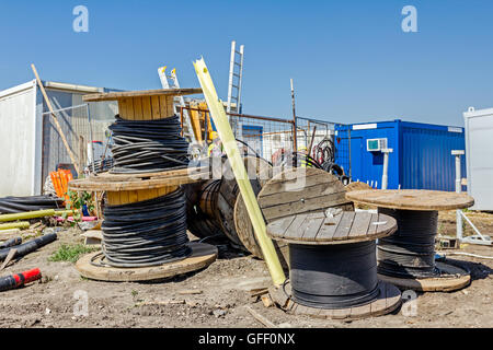 Matériel de stockage de fortune, PEHD et PVC divers type de tuyau pour différents usages au chantier de construction de l'engin warehou Banque D'Images