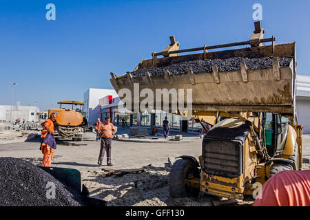 Zrenjanin, en Voïvodine, Serbie - 14 septembre 2015 : dans son excavateur levé n'est le transport d'asphalte au chantier de construction. Banque D'Images