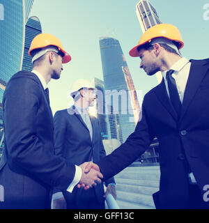 Entrepreneur et investisseur shaking hands, vue de dessous Banque D'Images