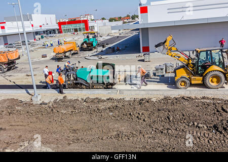 Zrenjanin, en Voïvodine, Serbie - 14 septembre 2015 : dans son excavateur levé n'est le transport d'asphalte au chantier de construction. Banque D'Images