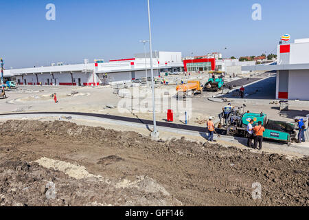 Zrenjanin, en Voïvodine, Serbie - Septembre 14, 2015 : l'asphalte chaude est appliquée sur le terrain par l'équipe de construction avec la route goudronnée Banque D'Images