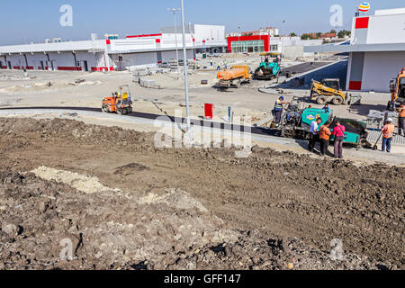 Zrenjanin, en Voïvodine, Serbie - Septembre 14, 2015 : l'asphalte chaude est appliquée sur le terrain par l'équipe de construction avec la route goudronnée Banque D'Images