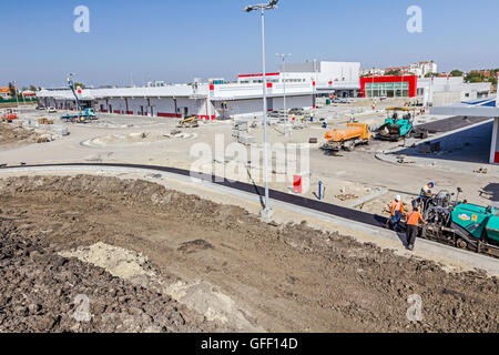 Zrenjanin, en Voïvodine, Serbie - Septembre 14, 2015 : l'asphalte chaude est appliquée sur le terrain par l'équipe de construction avec la route goudronnée Banque D'Images