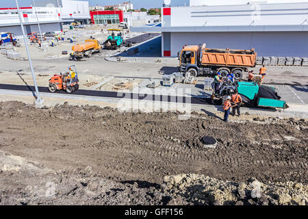 Zrenjanin, en Voïvodine, Serbie - Septembre 14, 2015 : l'asphalte chaude est appliquée sur le terrain par l'équipe de construction avec la route goudronnée Banque D'Images