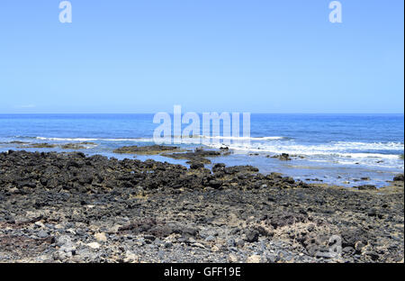 La plage de Playa De Las Americas à Tenerife roche volcanique Banque D'Images