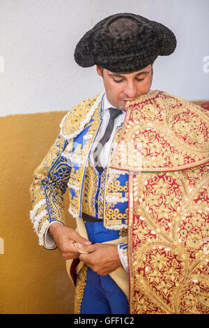 Torero espagnol Francisco Rivera en se mettant le cap à pied dans l'allée avant de sortir pour combattre, typique et très ancie Banque D'Images