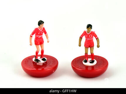 Deux paires de joueurs de football de table Subbuteo le tout rouge de l'équipe du club de football FC Liverpool Banque D'Images