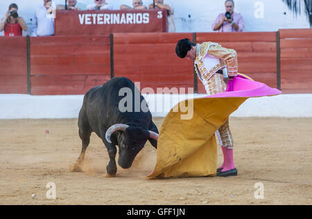 Le torero Espagnol Jose Carlos Venegas la corrida avec la béquille dans l'Arène de Sabiote, Espagne Banque D'Images