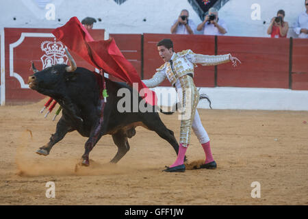 Le torero Espagnol Jose Carlos Venegas la corrida avec la béquille dans l'Arène de Sabiote, Espagne Banque D'Images