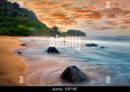 Tunnels Beach et Bali Hai à marée basse. Kauai, Hawaii Banque D'Images