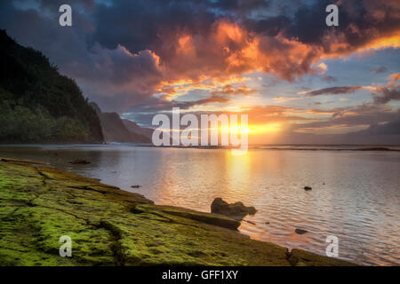 Coucher du soleil sur la côte Napali de Ke'e Beach. Kauai, Hawaii Banque D'Images