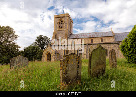 L'église St Andrew, un 15e siècle bâtiment en calcaire et silex, dans le village de Blickling, Norfolk, Angleterre, Royaume-Uni. Banque D'Images