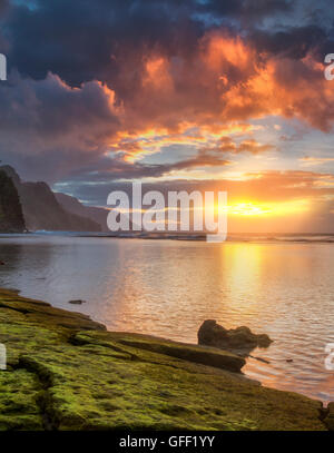 Coucher du soleil sur la côte Napali de Ke'e Beach. Kauai, Hawaii Banque D'Images