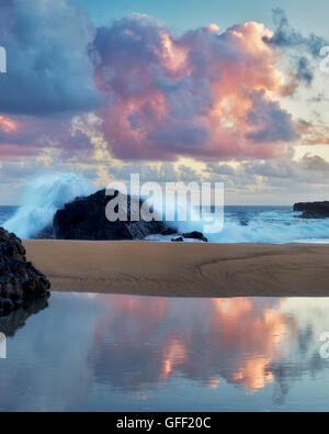 Lever du soleil et la réflexion de marée. Kauai, Hawaii Banque D'Images